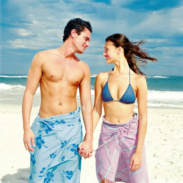로맨틱 남자와 해변에 — 스톡 사진