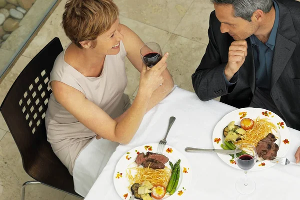 男と女のロマンチックな食事 — ストック写真