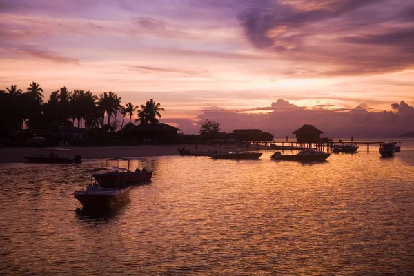 Fluss Mit Booten Und Palmen Hintergrund Bei Sonnenuntergang Insel Mabul — Stockfoto