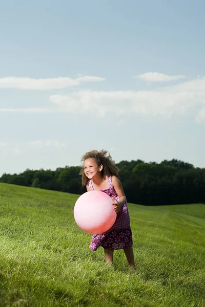 Fille Avec Une Balle Extérieur — Photo