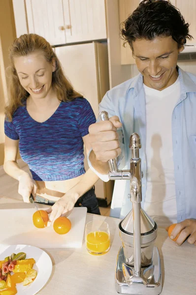 Adult Caucasian Couple Preparing Fruits Kitchen — Stock Photo, Image