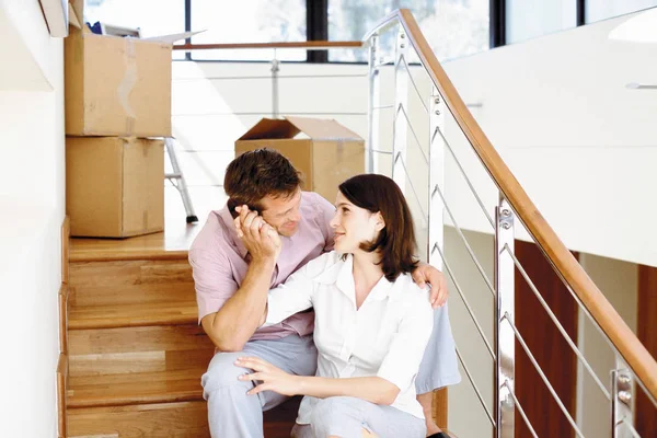 Pareja Joven Desempacando Nueva Casa — Foto de Stock