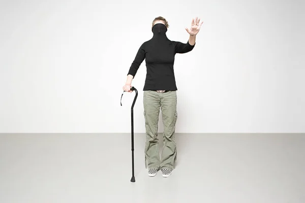 Kvinna Med Promenadkäpp Isolerad Vit Bakgrund — Stockfoto