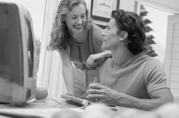 Adulto Caucásico Pareja Trabajando Retro Ordenador Monocromo — Foto de Stock