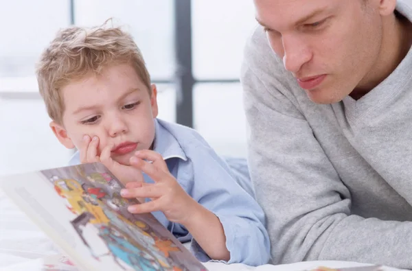 Ojciec Syn Czytają Razem Książkę — Zdjęcie stockowe