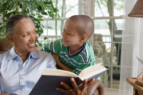 一位祖母和孙子在看书 — 图库照片
