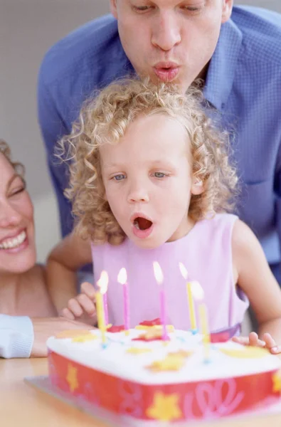 Família Com Bolo Aniversário Comemorando Juntos — Fotografia de Stock