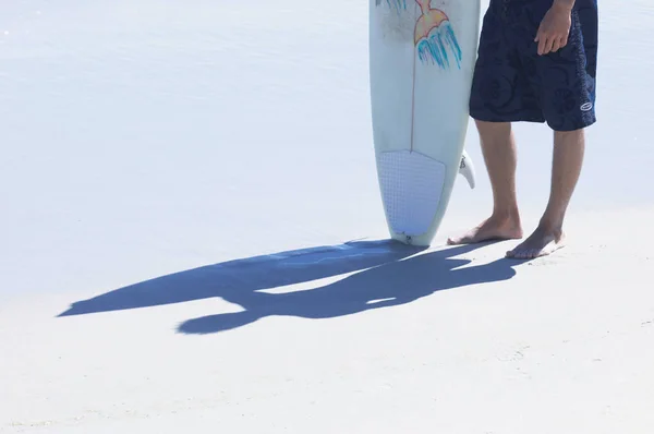 Corte Tiro Jovem Surfista Masculino Praia Com Bordo — Fotografia de Stock