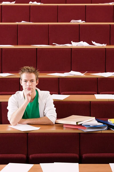 Männlicher Student Hörsaal — Stockfoto