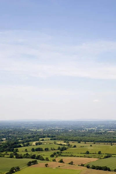 背景の曇りの青空と緑の田園地帯の空中写真 — ストック写真
