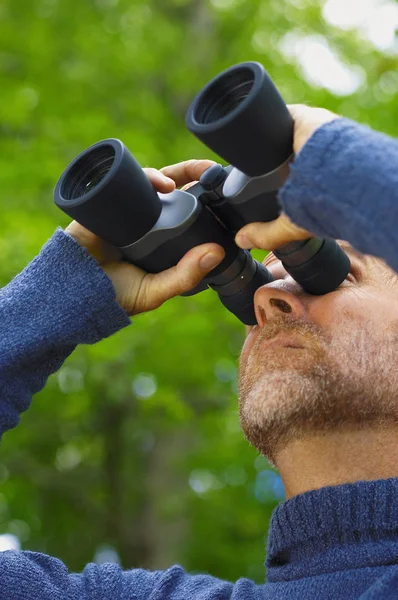 Mannen Som Tittar Igenom Kikaren — Stockfoto