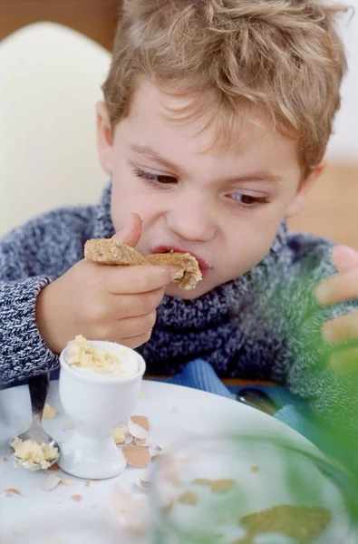 Мальчик Завтракает Дома — стоковое фото