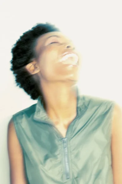 Kobieta Śmieje Się Samotnie Białym Tle — Zdjęcie stockowe