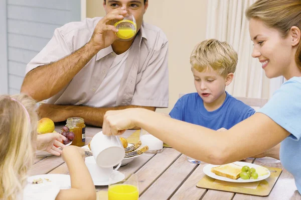 Família Tomando Café Manhã Casa — Fotografia de Stock