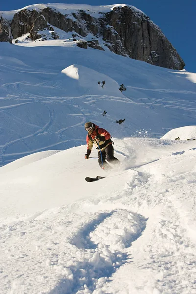 Ein Junger Erwachsener Mann Beim Skifahren — Stockfoto