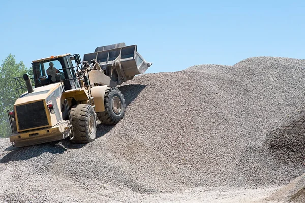 Vista Trasera Del Hombre Que Conduce Tractor Sobre Pila Piedras —  Fotos de Stock