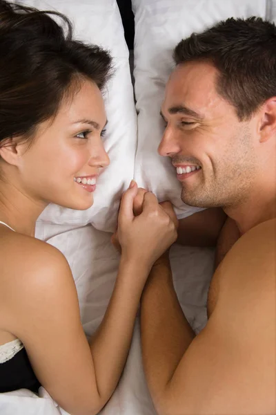 Heteroseksueel paar in bed liggen — Stockfoto