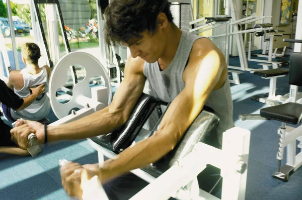 Pria Tampan Latihan Berat Badan — Stok Foto