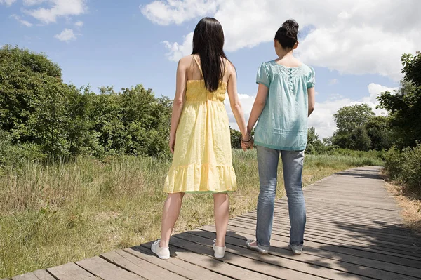 Zwei Frauen Händchen Haltend Auf Dem Weg — Stockfoto