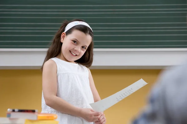 Chica Clase Sonriendo Cámara — Foto de Stock