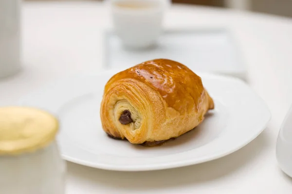 Chocolade croissant op wit bord — Stockfoto