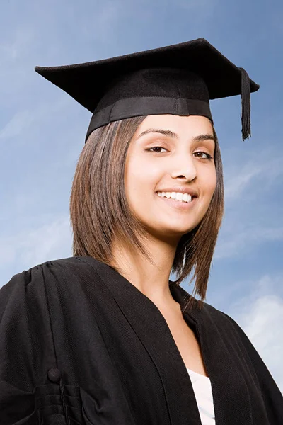 笑顔を卒業した若い女性 — ストック写真