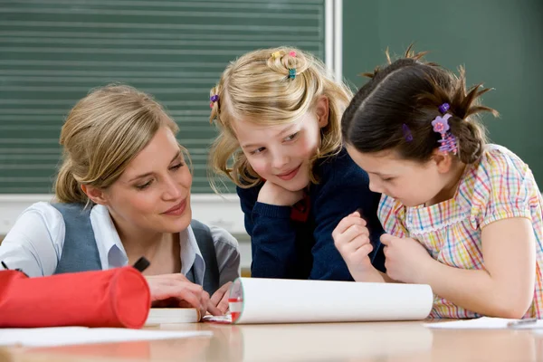 Due Ragazze Insegnante — Foto Stock