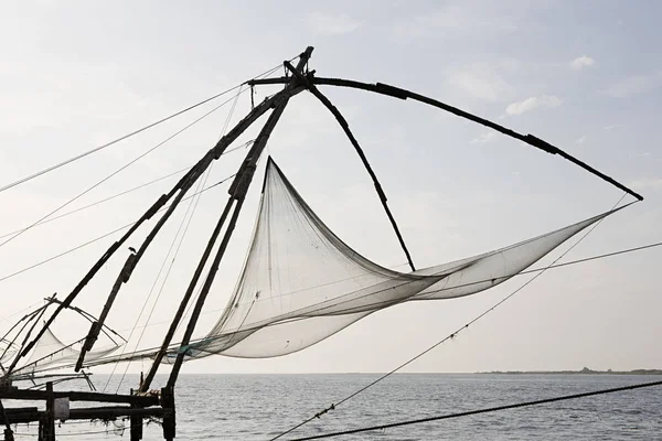 Vorderseite Des Chinesischen Fischernetzes Festung Mit Meer Und Bewölkten Himmel — Stockfoto