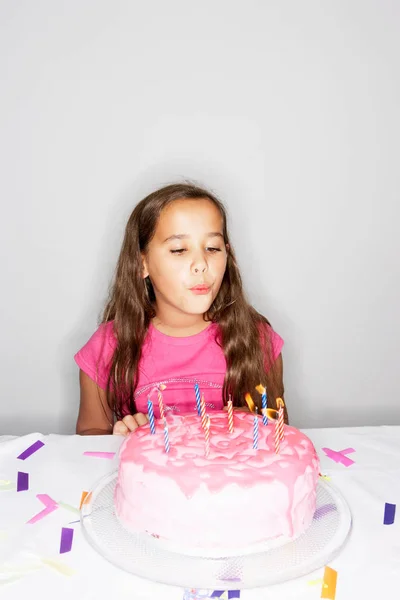 Menina Soprando Velas Bolo — Fotografia de Stock