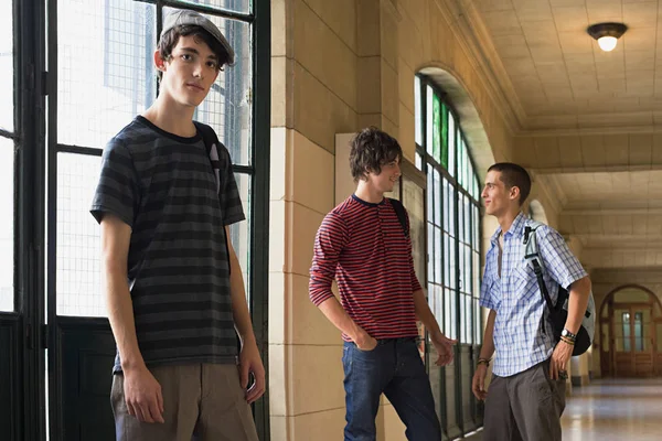 Três Adolescentes Corredor — Fotografia de Stock