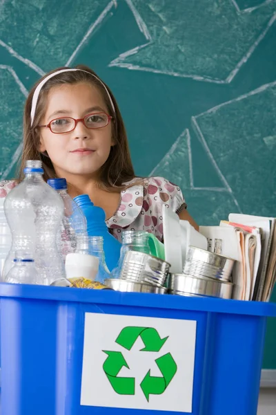 Chica Sosteniendo Una Papelera Reciclaje —  Fotos de Stock