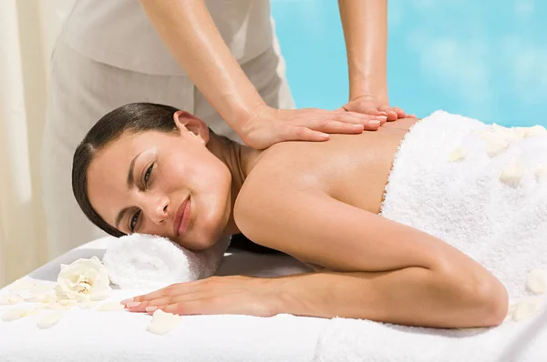 Atraente Caucasiano Morena Mulher Tendo Massagem Mesa — Fotografia de Stock