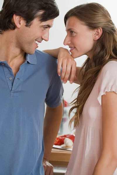 Retrato Pareja Caucásica Atractiva Joven Mirándose Cocina — Foto de Stock