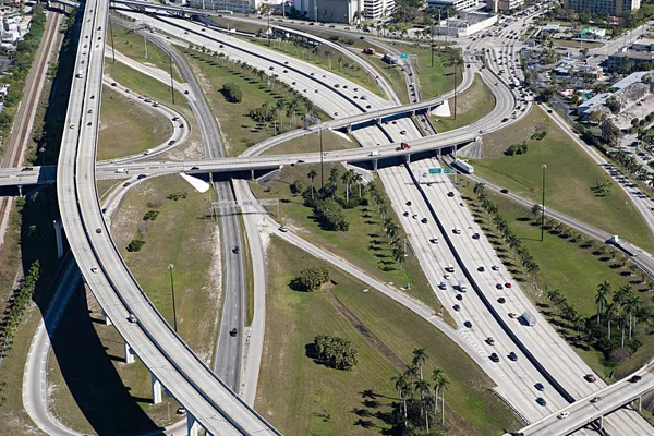 Ανισόπεδη Διάβαση Αυτοκινητόδρομου Στο Fort Lauderdale Και Πολλά Αυτοκίνητα — Φωτογραφία Αρχείου