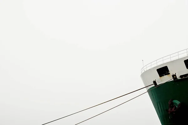 Nahaufnahme Eines Grünen Kreuzfahrtschiffes — Stockfoto