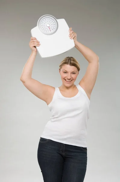 Избыточный Вес Белая Женщина Весом Весы Сером Фоне — стоковое фото