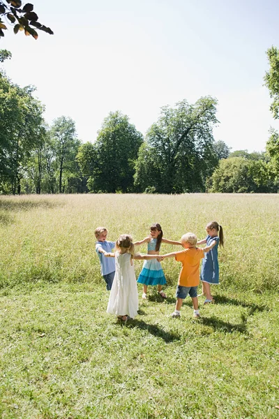 Children Holding Hands Outdoors — Stock Photo, Image