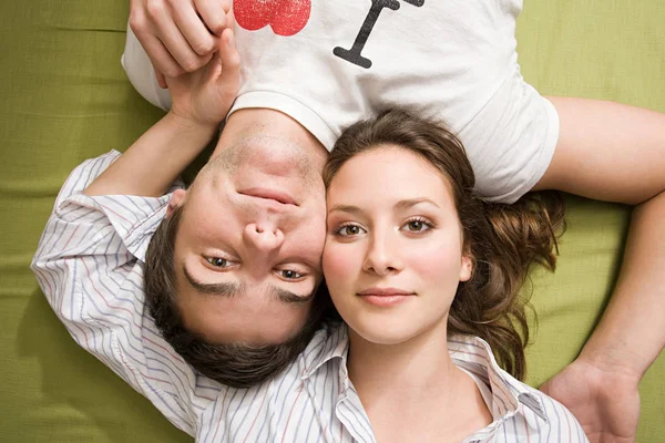 Retrato Una Pareja Acostada — Foto de Stock