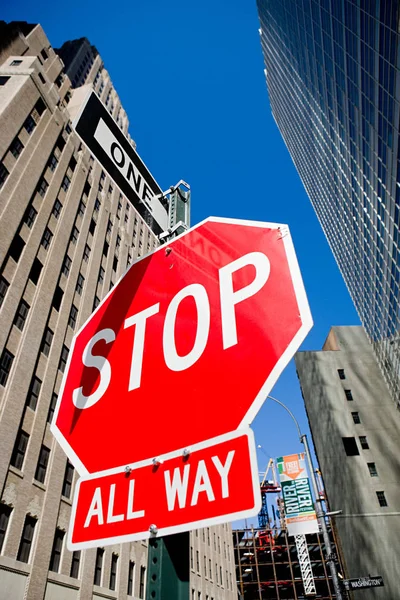 Značka Stop Bezmračné Jasně Modré Obloze Pozadí New York Usa — Stock fotografie