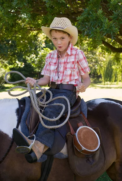 Een Jongen Die Een Paard Rijdt Een Lasso Vasthoudt — Stockfoto