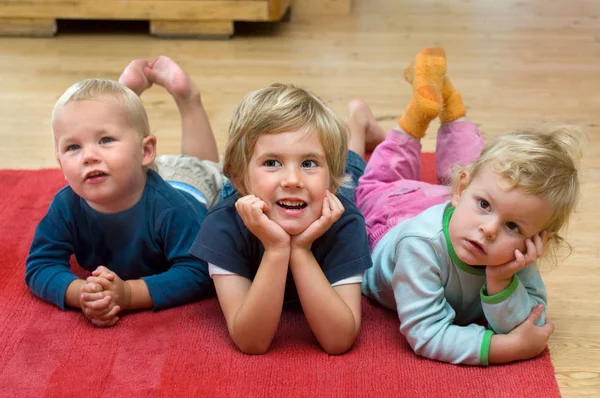 Трое Детей Лежат Полу — стоковое фото