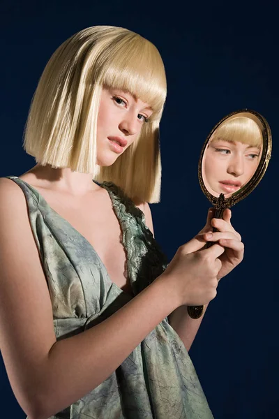 Jovem Mulher Com Espelho — Fotografia de Stock