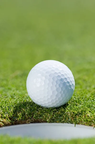 Närbild Bollen Och Hålet För Golf — Stockfoto