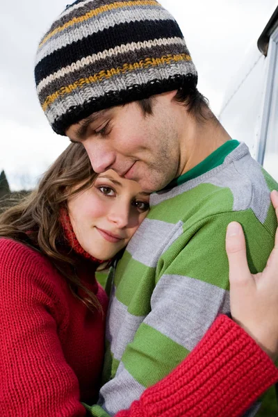 Casal Abraçando Livre — Fotografia de Stock