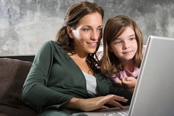 Una Madre Una Hija Mirando Portátil — Foto de Stock