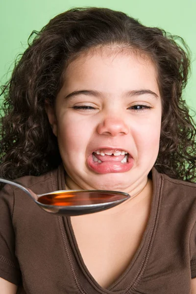 Ragazza Disgustata Dalla Medicina — Foto Stock