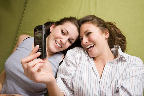 Девочки Подростки Фотографируют Себя Мобильный Телефон — стоковое фото
