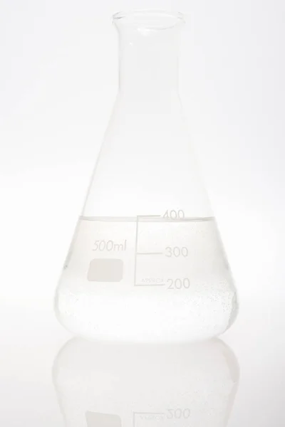 Volumetric Flask Beyaz Zemin Üzerine Seviyesi — Stok fotoğraf