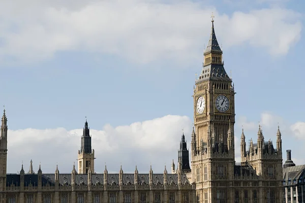 Big Ben Oraz Budynki Parlamentu Pochmurnego Nieba Niebieski Tle Londyn — Zdjęcie stockowe