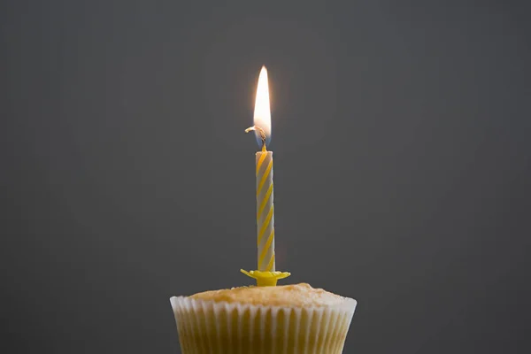 Birthday Cupcake Grå Bakgrund — Stockfoto